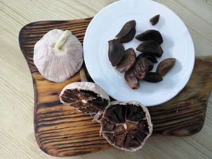 سیر سیاه کره‌ ای برداشت روزانه از مزارع ارگانیک و استاندارد